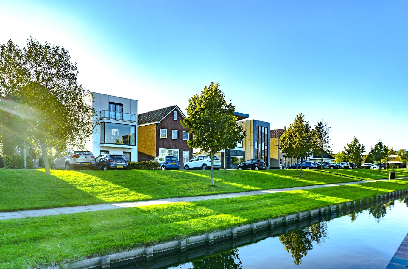 芝生のある住宅街の画像