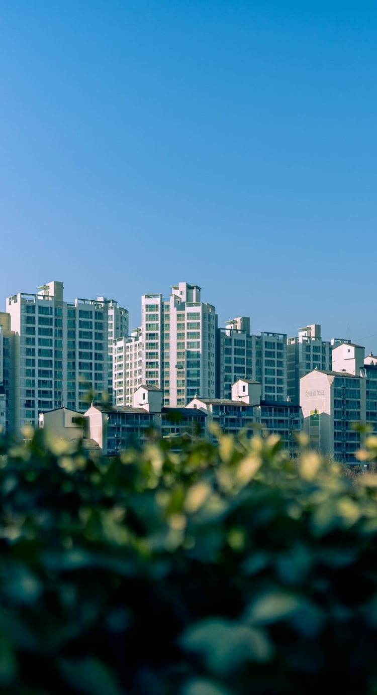 青空とマンションの画像